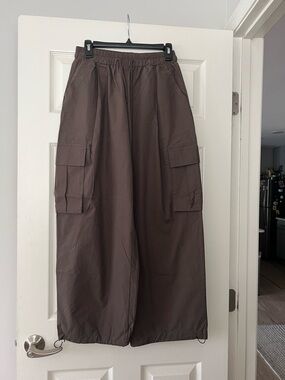 Wide-Leg Cargo Pants in Dark Brown